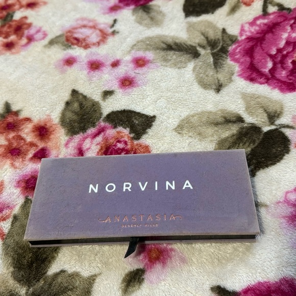 ✨Anastasia Beverly Hills Norvina palette✨ - Picture 2 of 3
